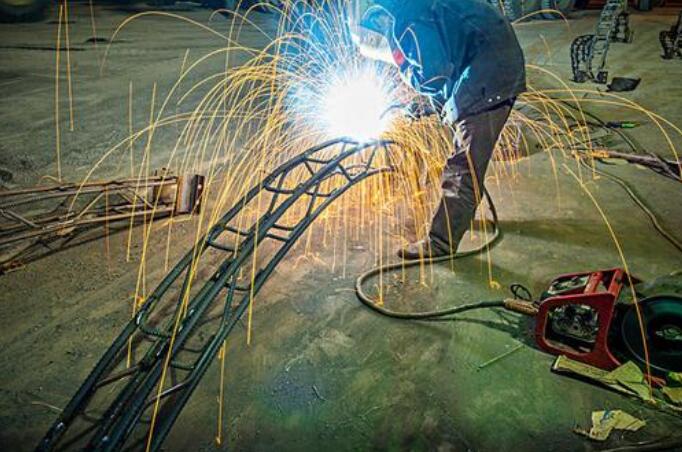 焊工焊接操作區